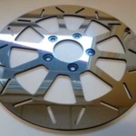 Photo d'un disque de moto avec un traitement de polissage par A.P.A. Franche-Comté
