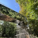 Photographie mettant en valeur le traitement par poli miroir de la passerelle du Mudam, par A.P.A. Frache-Comté